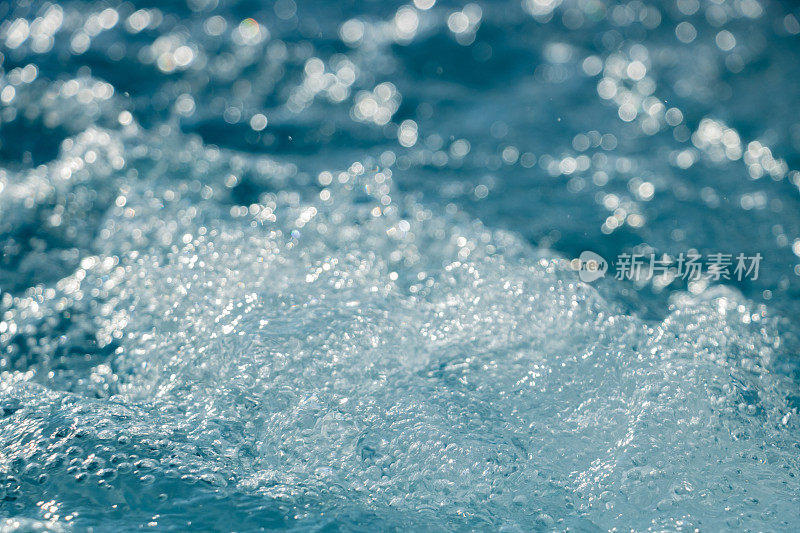 大海里的浪花，热浴盆里的空气泡沫