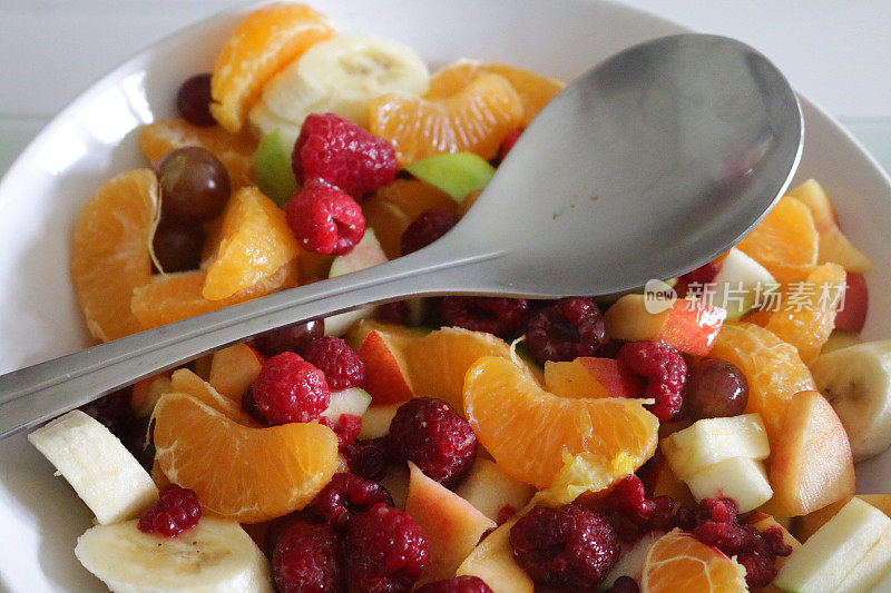 新鲜水果沙拉碗，健康早餐替代品，夏季水果，浆果