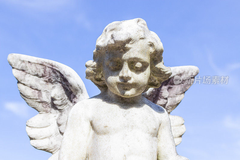天使，墓地中古老的天使雕像，背景与复制空间