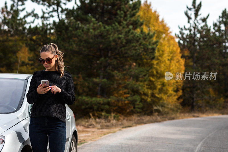 路上有个女人在看GPS