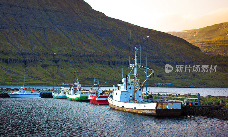 Seyðisfjörður(东峡湾)，冰岛:海港和山在日落