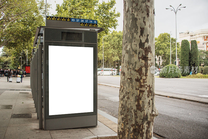 现代公共汽车站的空白广告面板