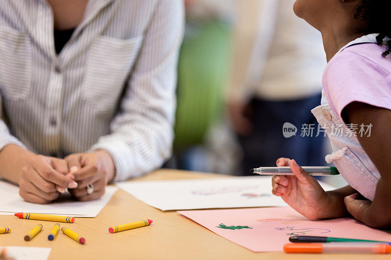 难以辨认的幼儿园美术老师帮助学生