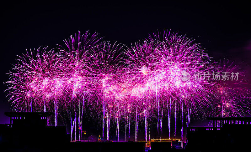 五颜六色的烟花在夜空中表演，庆祝新年的烟花