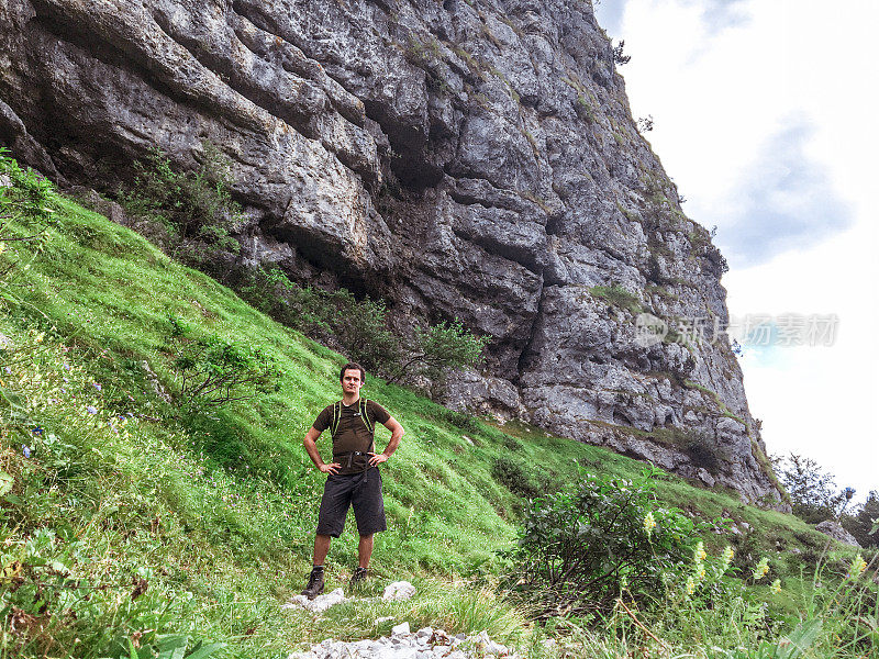 年轻人在山上徒步旅行以放松自己