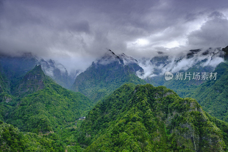 从勒瓦达巴尔科斯，葡萄牙马德拉的绿色山脉的全景