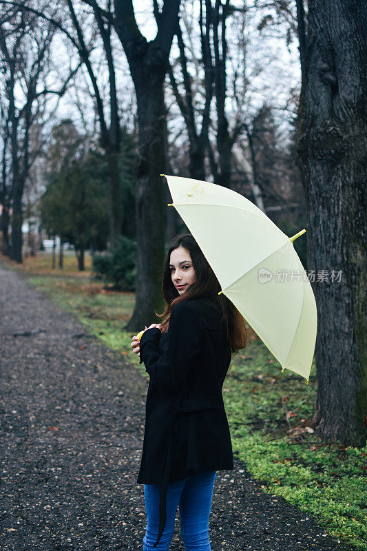 美丽的年轻女子享受着雨天