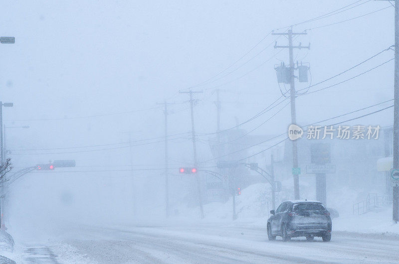 汽车在暴风雪期间经过