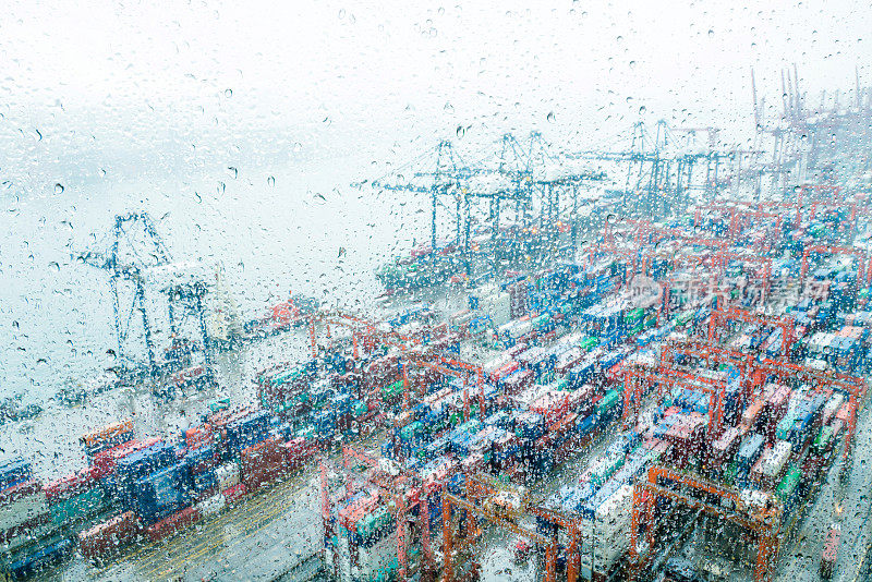 港口集装箱船在雨天