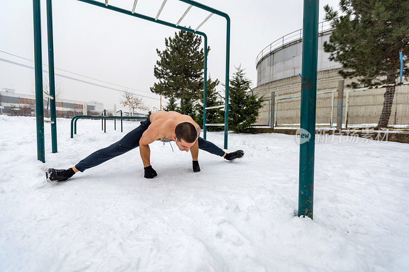 在雪地里劈开