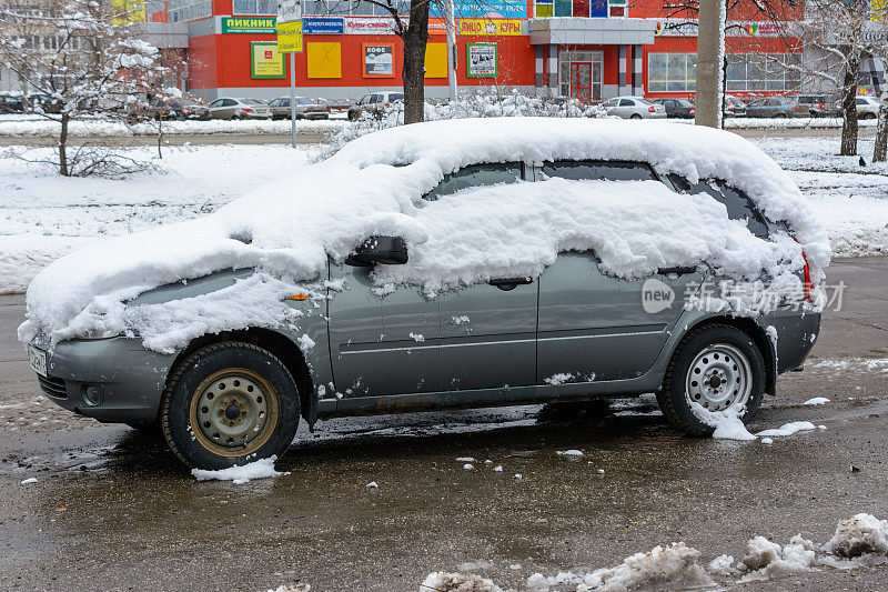 白雪覆盖的汽车，暴风雪后的汽车被雪覆盖。