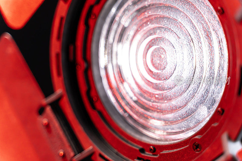 LED聚光灯与保护百叶窗和菲涅耳镜头在红色极端特写照明