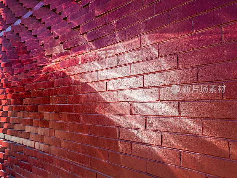光反射在红色的墙上