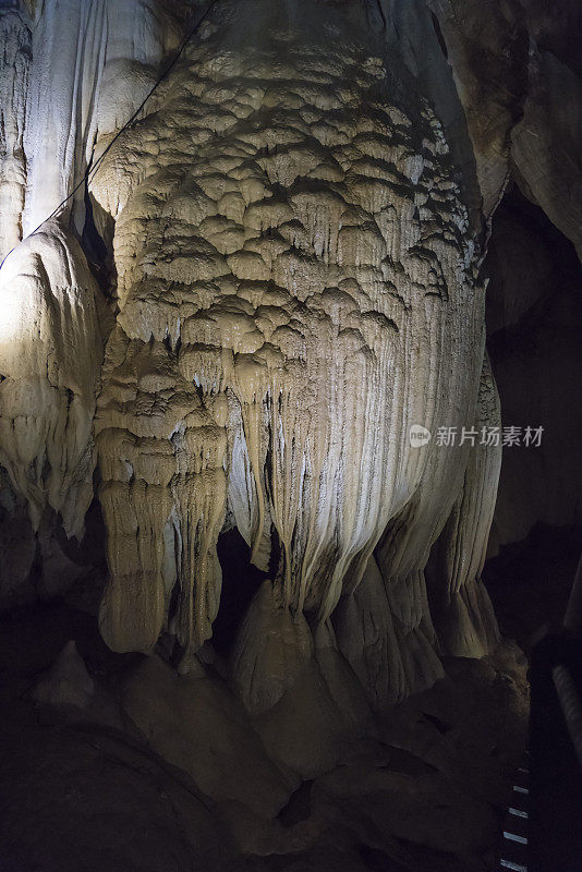 古农木鹿国家公园鹿洞的大型钟乳石