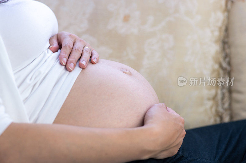 孕妇抱着腹部的特写