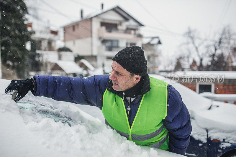 成熟男人清扫雪