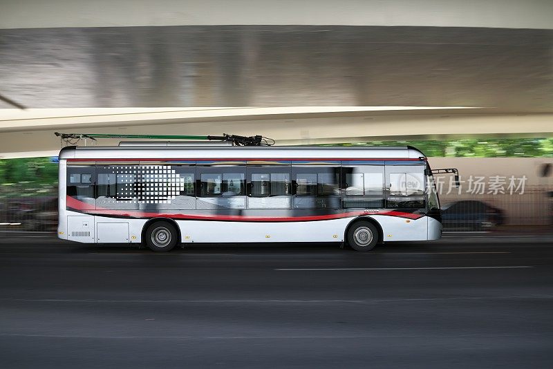 中国上海延安大街上的一辆无轨电车或BRT