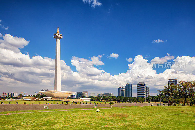 在印度尼西亚雅加达的国家纪念碑的广角晴天