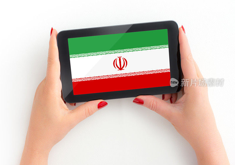 伊朗国旗在数字平板电脑在成熟女性的手与个人观点