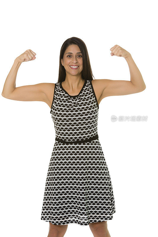 四分之三的身体照片，一个西班牙女商人展示她的肌肉，以显示她的力量。孤立在白色