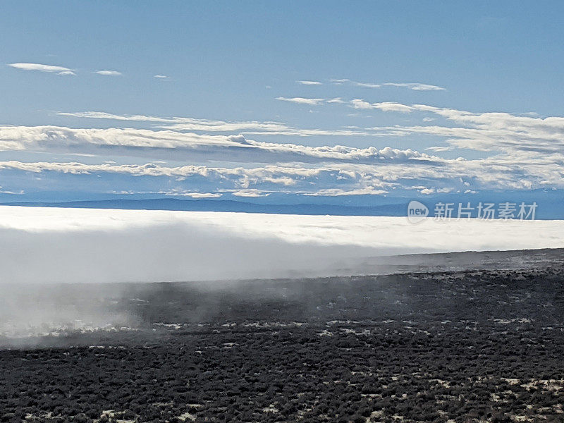 从华盛顿州亚基马附近的山口看到的山谷雾