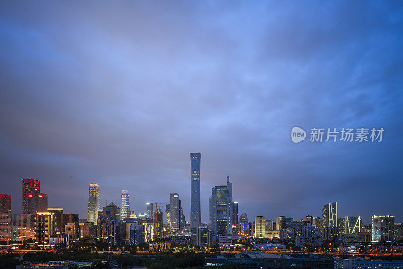 夜晚在北京中央商务区高楼林立的天际线上，中国城市的景观