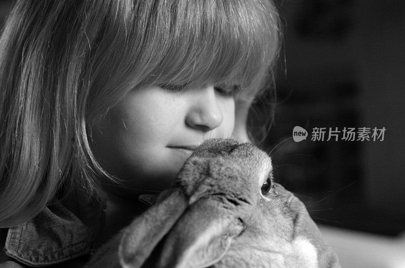 小女孩和她的兔子