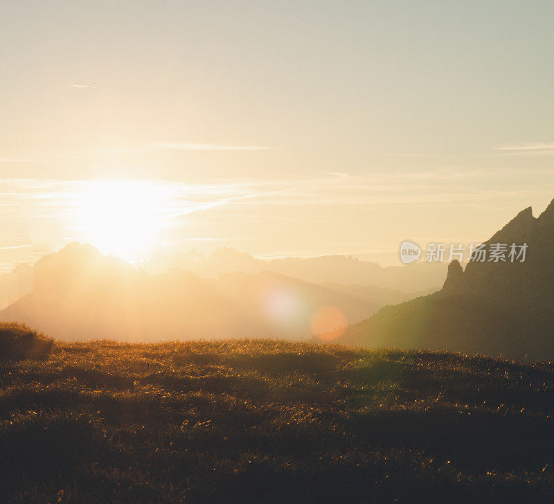 美丽的山与发光的山峰在日落秋天的风景在阿尔卑斯迪西在白云岩意大利