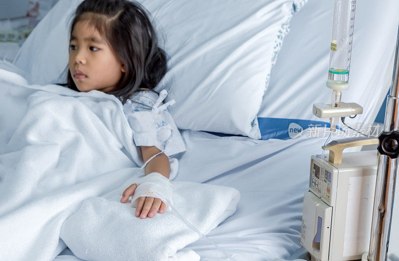 治愈甲型流感病毒或H1N1流感亚洲孩子在医院的床上。
