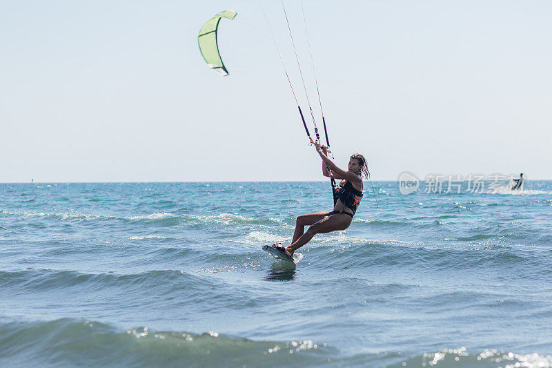 年轻女子kiteboarding