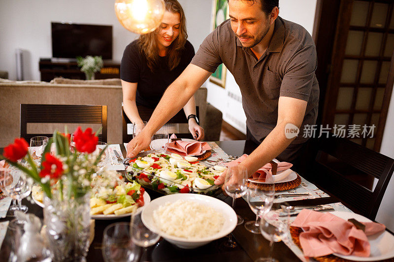 一对夫妇为复活节庆祝提供食物