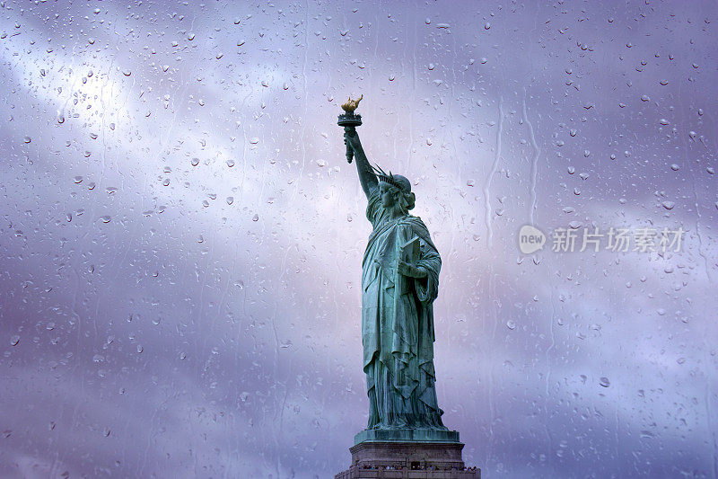 雨天里的自由女神像