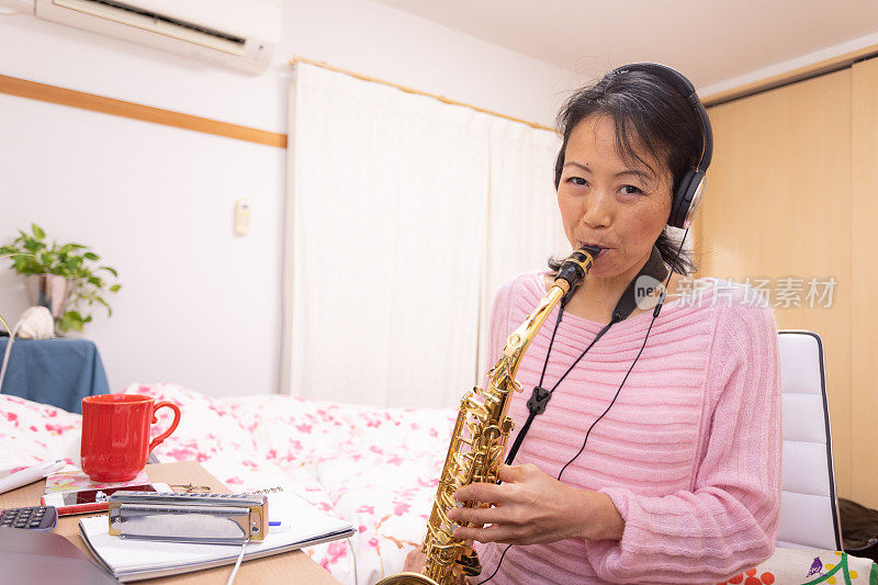 一个喜欢演奏乐器的日本妇女