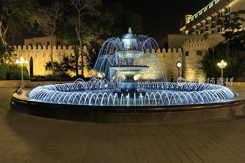 巴库喷泉广场的夜晚。阿塞拜疆共和国