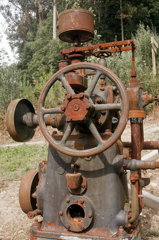 陈旧生锈的机械、水电站