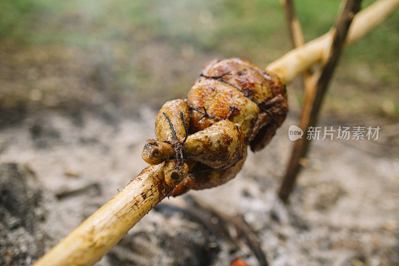 河边的传统烤鸡