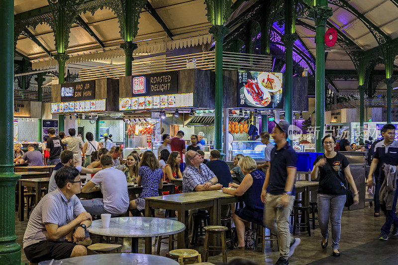 新加坡老坝寺直落亚耶市场的街头小贩中心里，当地人和游客正在用餐
