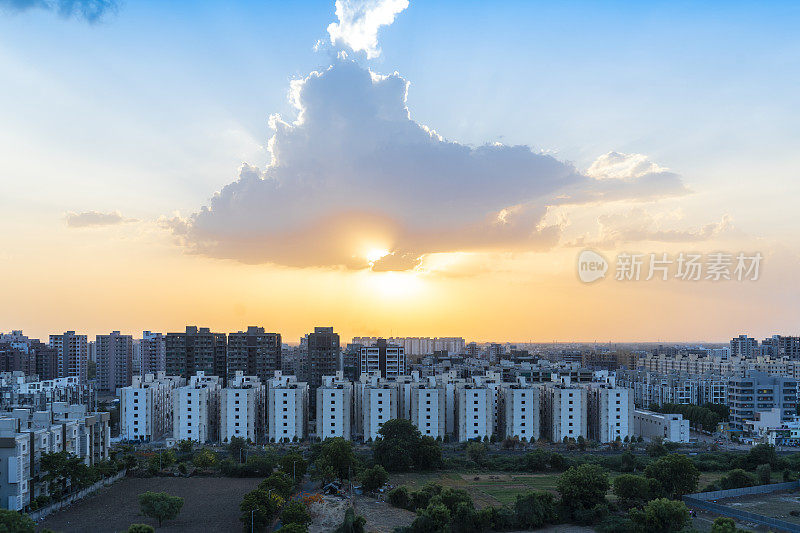 夕阳下美丽的艾哈姆达巴德城。