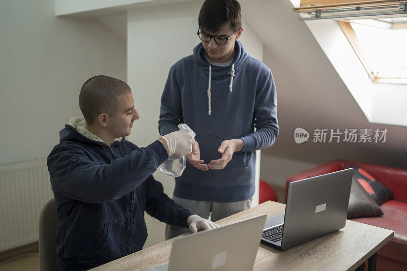 同事在工作前消毒双手，以防止冠状病毒的传播