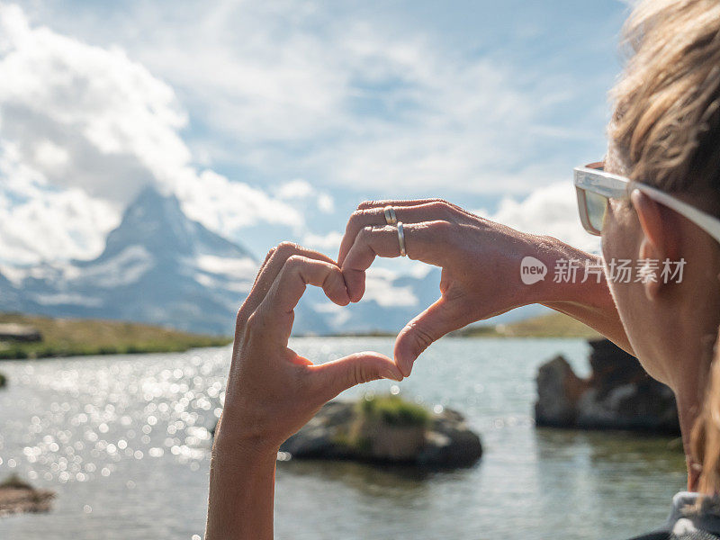 女人喜欢在瑞士山上度假