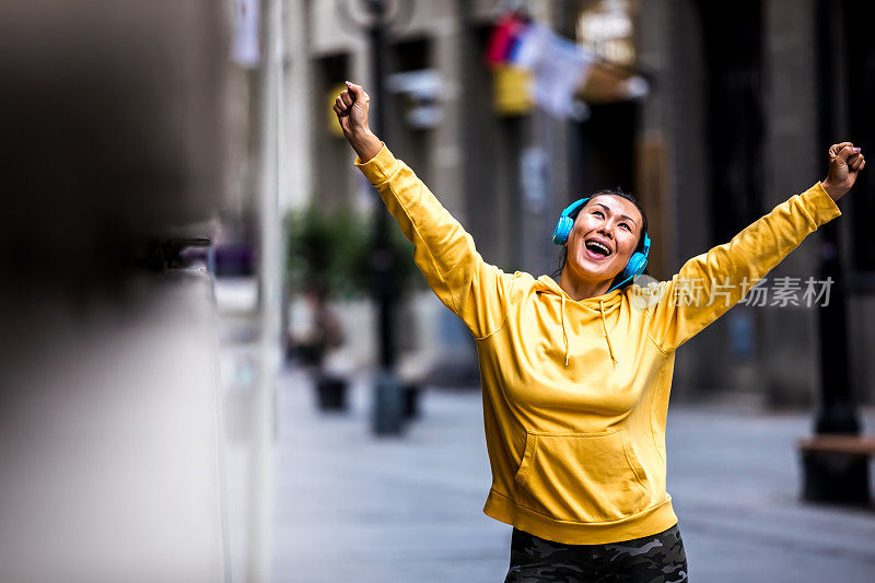 快乐的女人庆祝一次成功的城市长跑