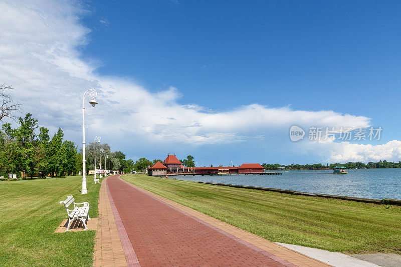 塞尔维亚苏博蒂卡附近的Palic湖旁边的步行区。Palic湖，有海滩和步道