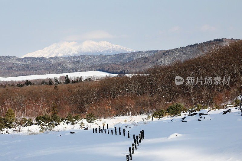 日本北海道冬季火山景观