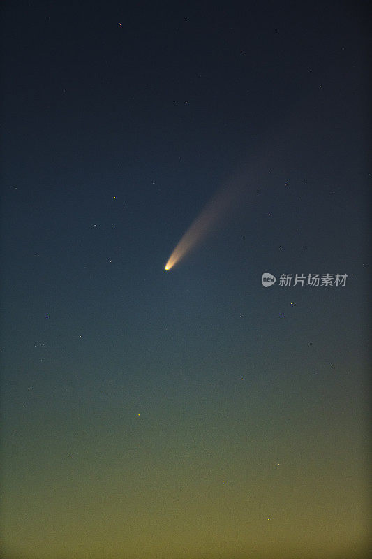 黑暗夜空中的Neowise彗星