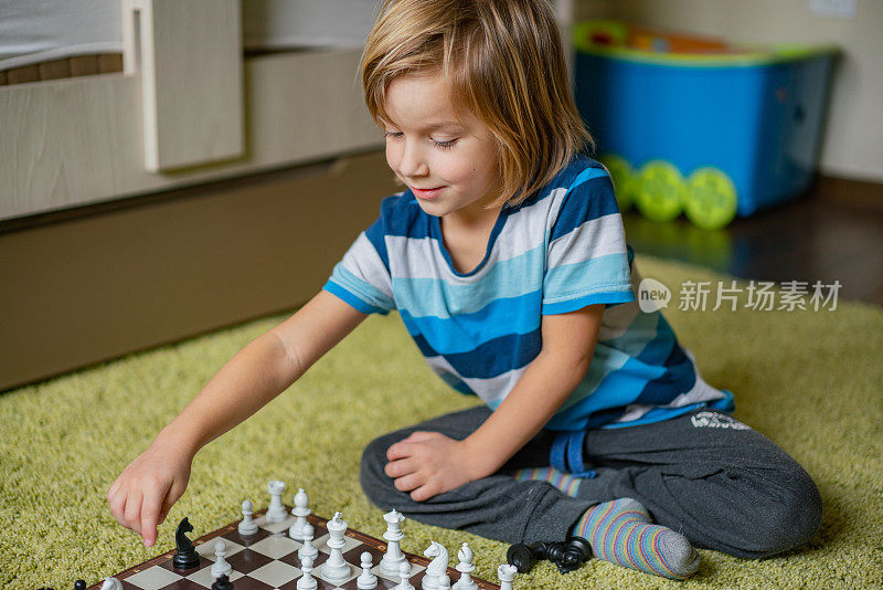 小男孩在下棋