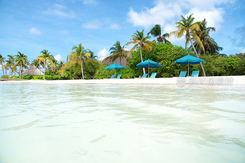 热带天堂海滩与躺椅和雨伞——热带海滩假日和度假场景