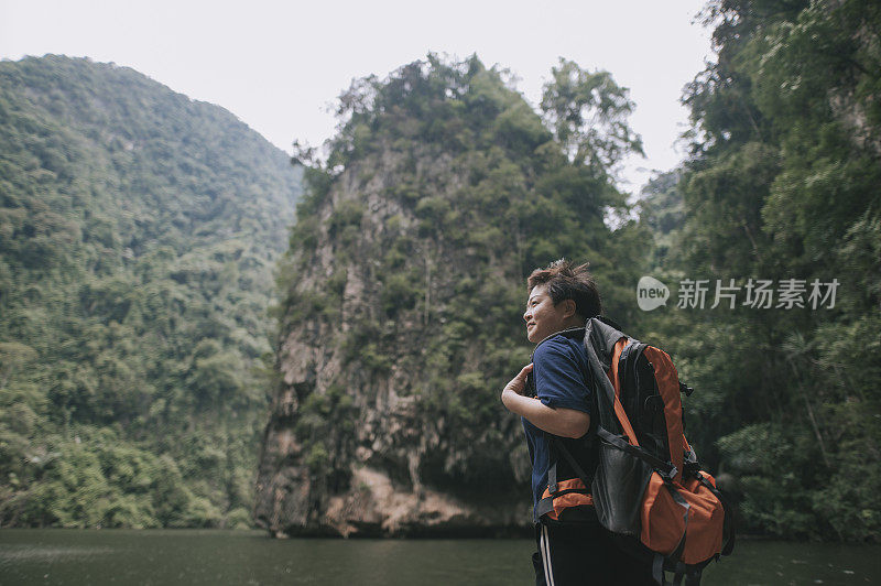 一个亚洲华人中年女性旅行徒步探索怡保霹雳马来西亚的森林背包