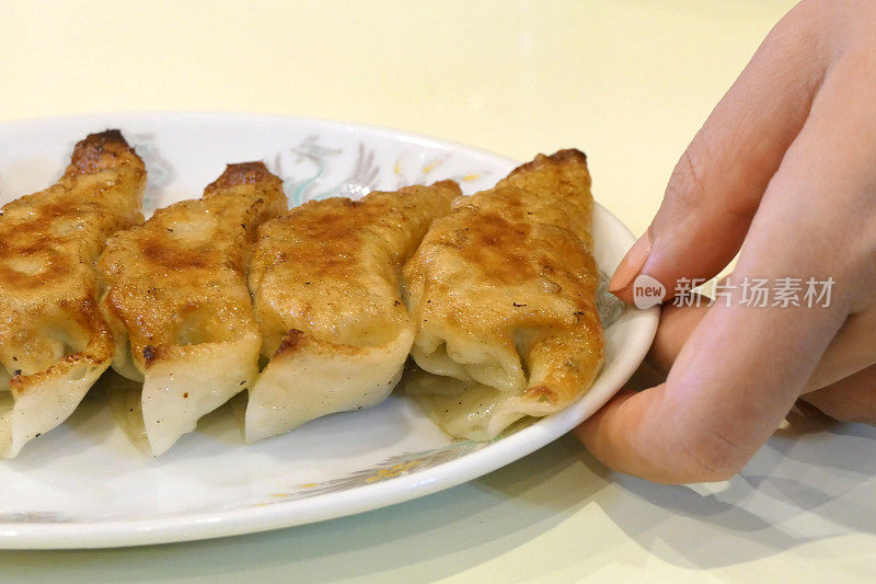 日式煎饺一种日式煎饺或日本饺子，端在桌上