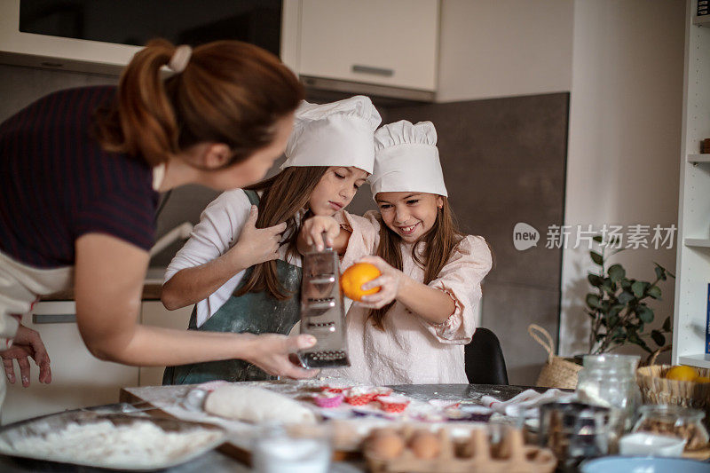 妈妈和女孩们在做蛋糕