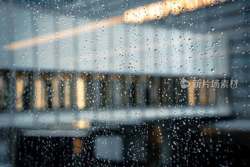 雨滴落在窗玻璃上，暴雨天。